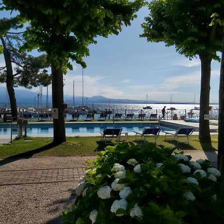 Villaggio Turistico Dei Tigli Паденге-суль-Гарда Екстер'єр фото
