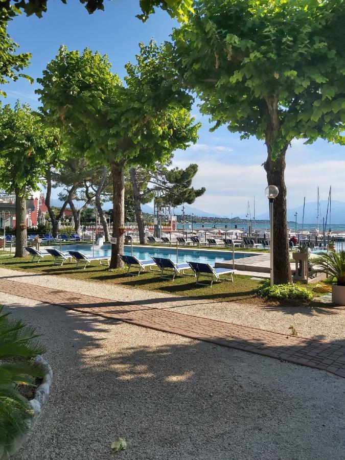 Villaggio Turistico Dei Tigli Паденге-суль-Гарда Екстер'єр фото