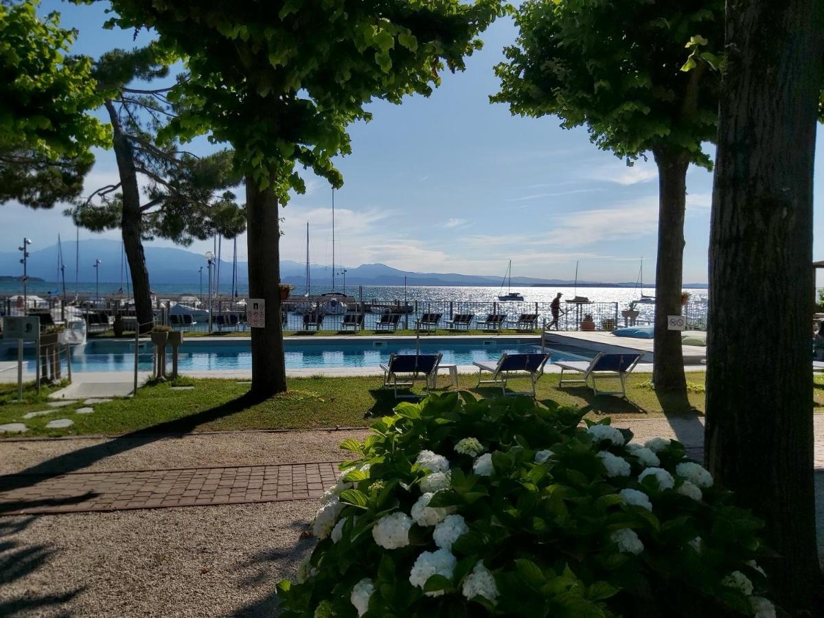 Villaggio Turistico Dei Tigli Паденге-суль-Гарда Екстер'єр фото