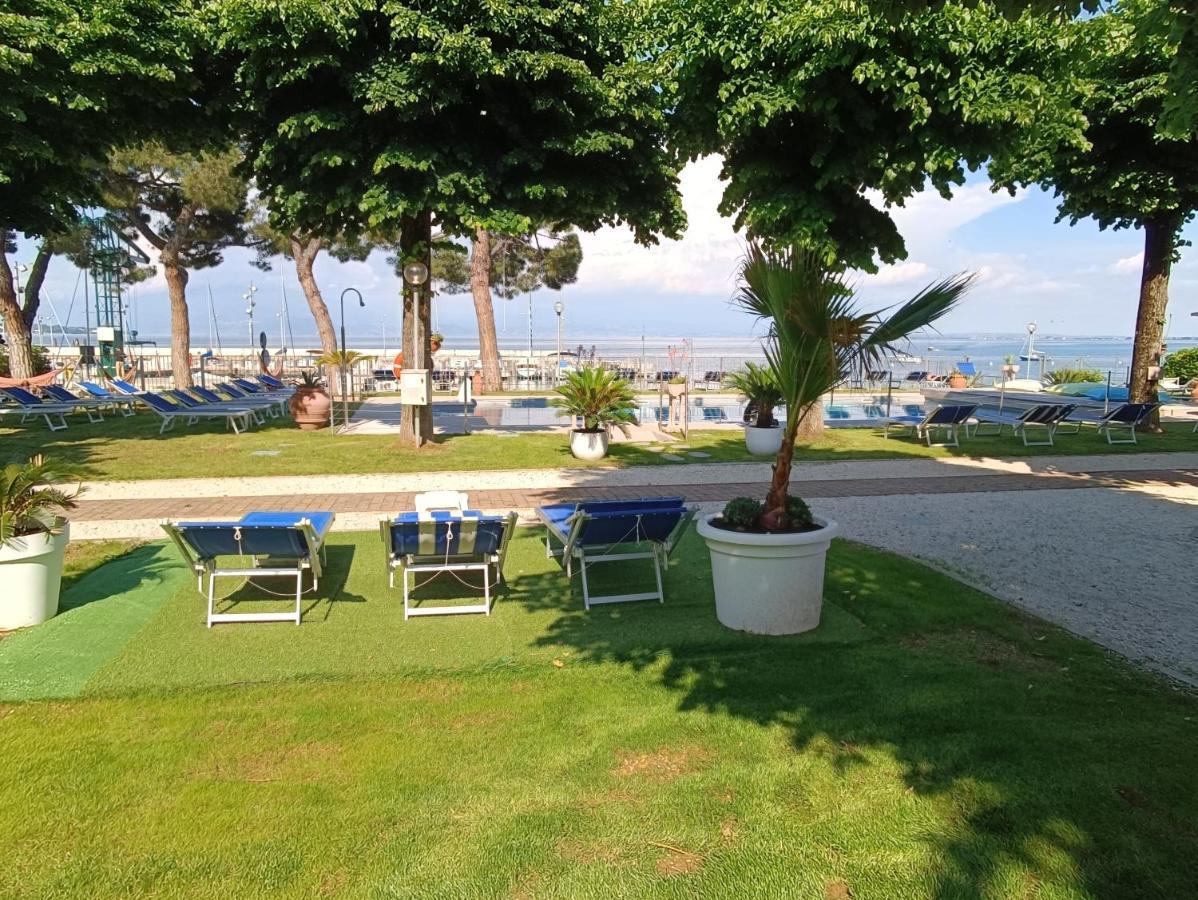 Villaggio Turistico Dei Tigli Паденге-суль-Гарда Екстер'єр фото