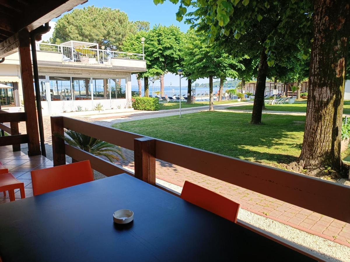 Villaggio Turistico Dei Tigli Паденге-суль-Гарда Екстер'єр фото