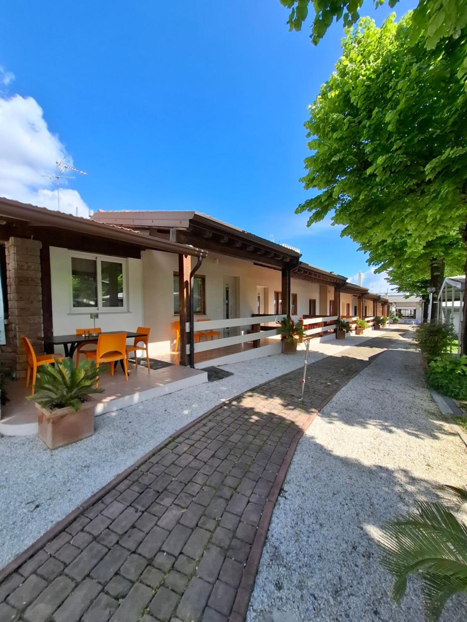 Villaggio Turistico Dei Tigli Паденге-суль-Гарда Екстер'єр фото